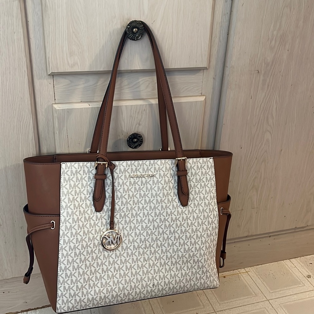 Great condition Michael kors